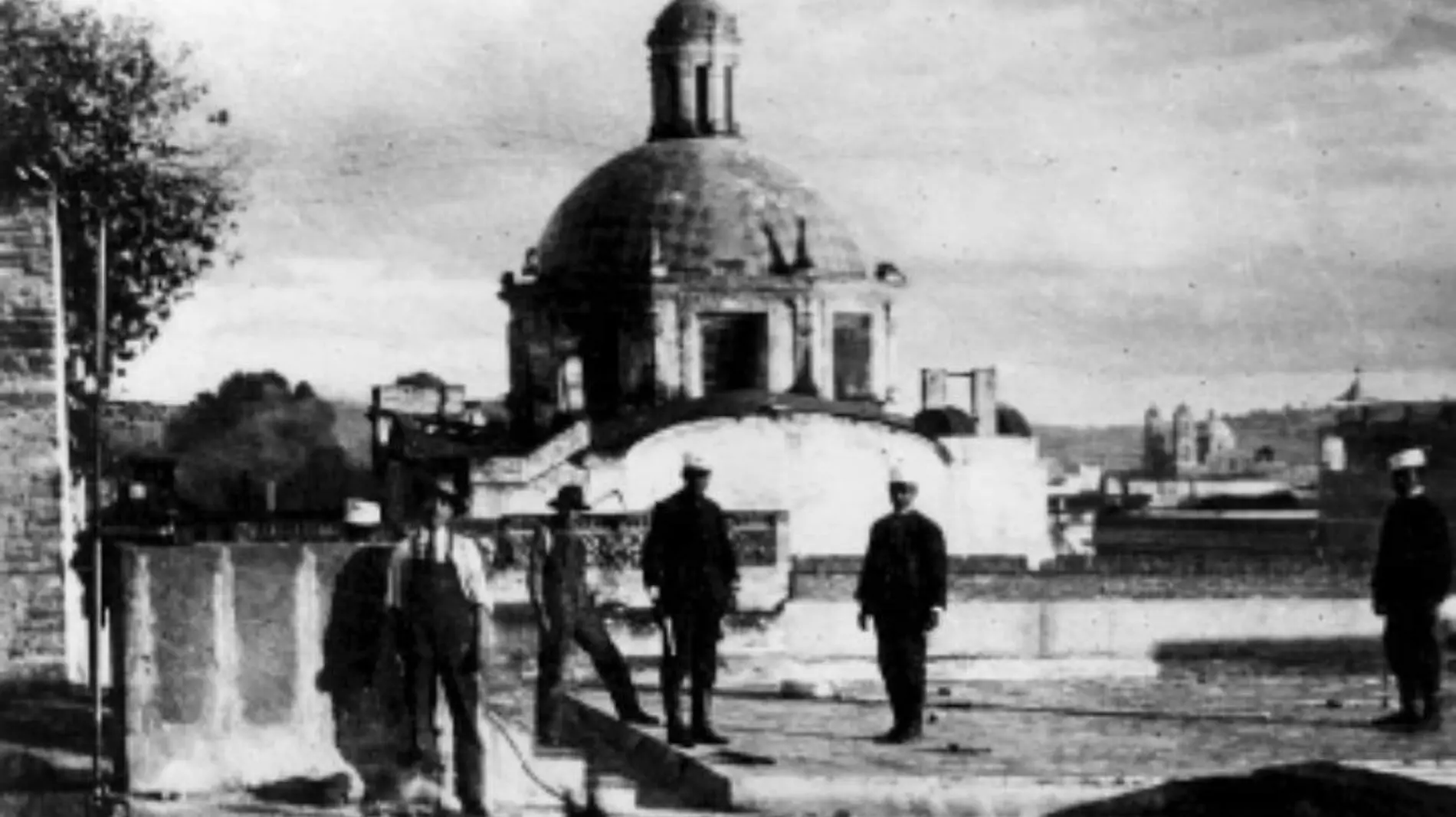 los rurales subieron a la azotea de la iglesia de San Cristóbal 